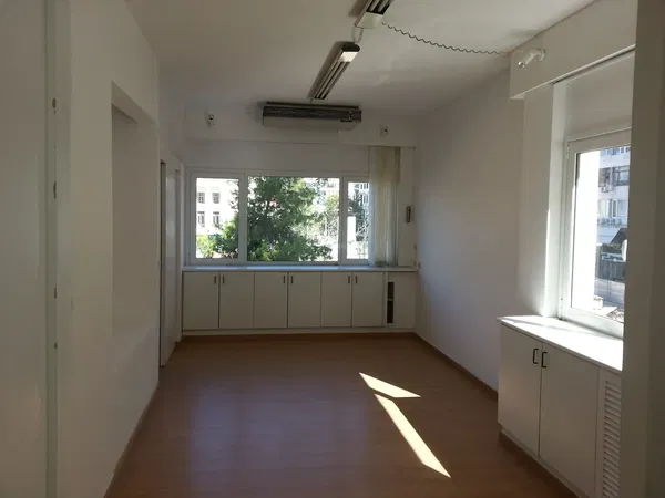 85 m² Commercial Space for Sale in Piraeus — photo 2