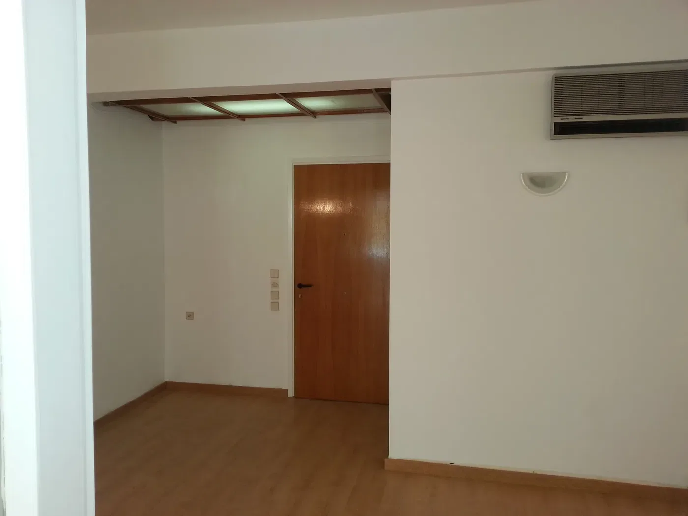85 m² Commercial Space for Sale in Piraeus