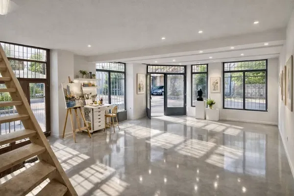 550 m² Building for Sale in Piraeus — photo 4