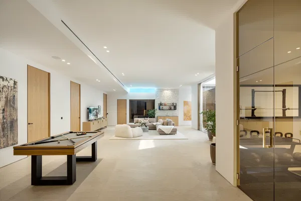 854 m² Villa with Six Bedrooms for Sale in Marbella, Spain — photo 2