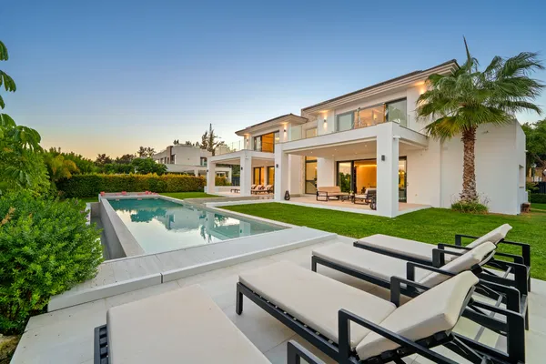 581 m² Villa with Six Bedrooms for Sale in Marbella, Spain — photo 4