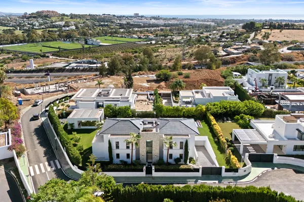 581 m² Villa with Six Bedrooms for Sale in Marbella, Spain — photo 3