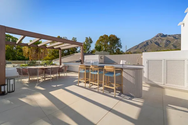 611 m² Six-Bedroom Villa for Sale in Marbella, Spain — photo 5