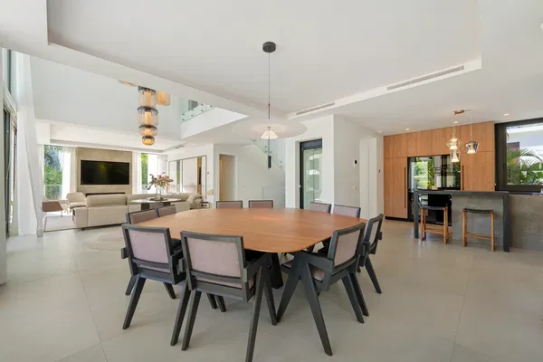 611 m² Six-Bedroom Villa for Sale in Marbella, Spain — photo 3
