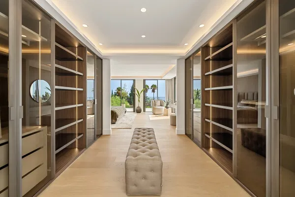 734 m² Five-Bedroom Villa for Sale in Marbella, Spain — photo 3