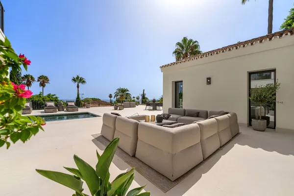 734 m² Five-Bedroom Villa for Sale in Marbella, Spain — photo 2