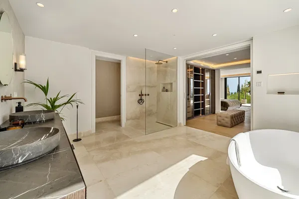 734 m² Five-Bedroom Villa for Sale in Marbella, Spain — photo 5