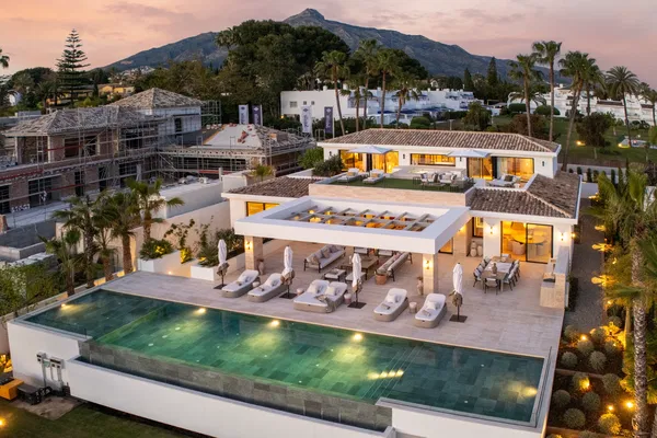 840 m² Villa with Six Bedrooms for Sale in Marbella, Spain — photo 3