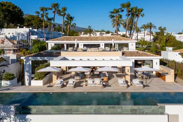 840 m² Villa with Six Bedrooms for Sale in Marbella, Spain — photo 2