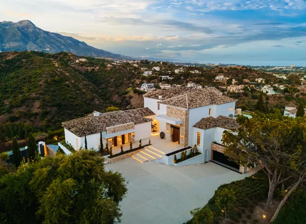 958 m² Villa with Eight Bedrooms for Sale in Marbella, Spain — photo 5