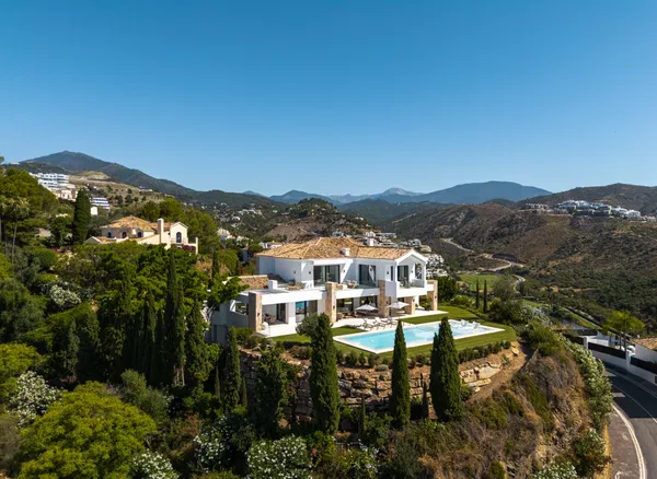 958 m² Villa with Eight Bedrooms for Sale in Marbella, Spain — photo 3