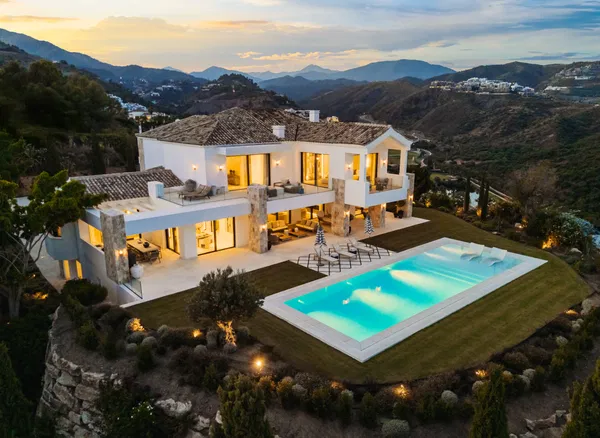 958 m² Villa with Eight Bedrooms for Sale in Marbella, Spain — photo 2
