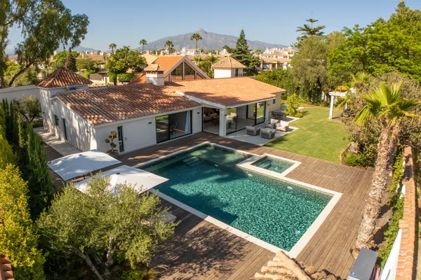 336 m² Five-Bedroom Villa for Sale in Marbella, Spain