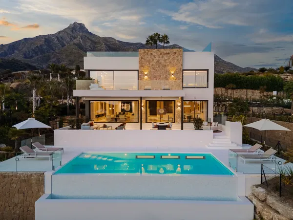 799 m² Five-Bedroom Villa for Sale in Marbella, Spain