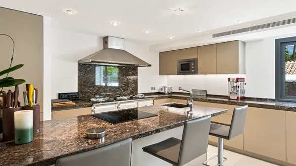 660 m² Villa with Six Bedrooms for Sale in Marbella, Spain — photo 4