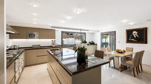 660 m² Villa with Six Bedrooms for Sale in Marbella, Spain — photo 5