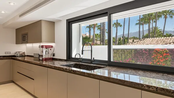 660 m² Villa with Six Bedrooms for Sale in Marbella, Spain — photo 3