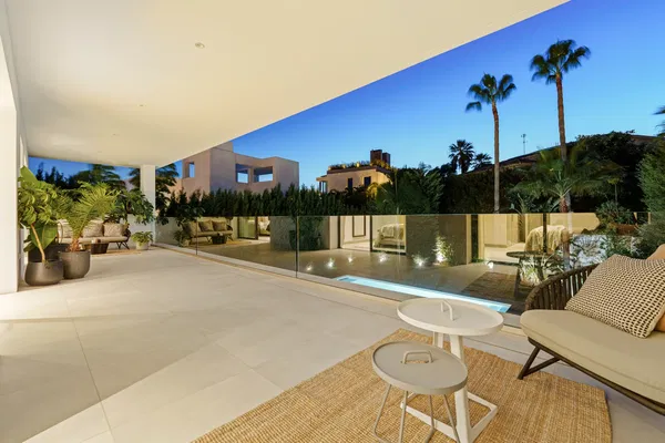 517 m² Five-Bedroom Villa for Sale in Marbella, Spain — photo 4