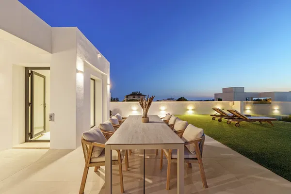 517 m² Five-Bedroom Villa for Sale in Marbella, Spain — photo 3