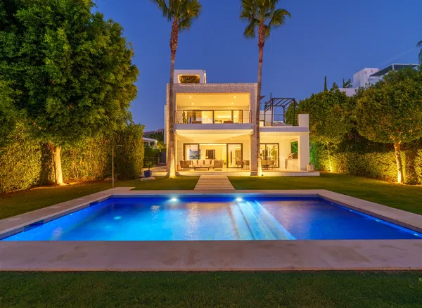484 m² Six-Bedroom Villa for Sale in Marbella, Spain — photo 2
