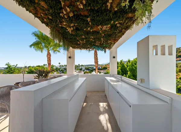 484 m² Six-Bedroom Villa for Sale in Marbella, Spain — photo 4