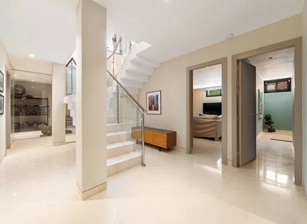 473 m² Five-Bedroom Villa for Sale in Marbella, Spain — photo 4