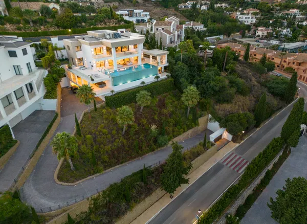 136 m² Seven-Bedroom Villa for Sale in Marbella, Spain — photo 3