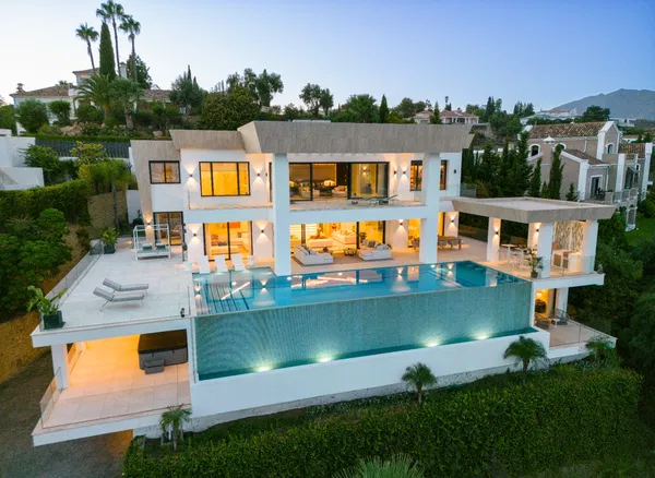 136 m² Seven-Bedroom Villa for Sale in Marbella, Spain — photo 2