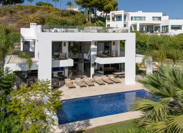 493 m² Villa with Six Bedrooms for Sale in Marbella, Spain — photo 3