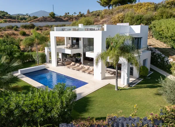 493 m² Villa with Six Bedrooms for Sale in Marbella, Spain — photo 2