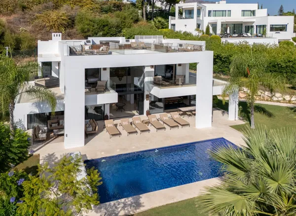493 m² Villa with Six Bedrooms for Sale in Marbella, Spain — photo 4