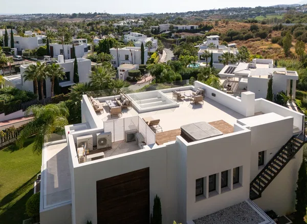 493 m² Villa with Six Bedrooms for Sale in Marbella, Spain — photo 5