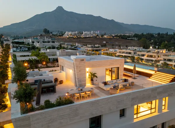 425 m² Four-Bedroom Villa for Sale in Marbella, Spain — photo 3