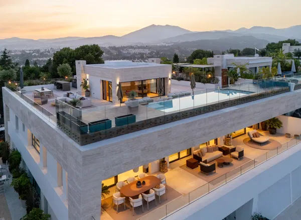 425 m² Four-Bedroom Villa for Sale in Marbella, Spain — photo 2