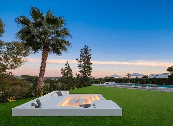 553 m² Villa with Five Bedrooms for Sale in Marbella, Spain — photo 5