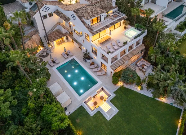 965 m² Six-Bedroom Villa for Sale in Marbella, Spain — photo 2