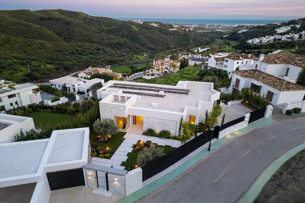 631 m² Six-Bedroom Villa for Sale in Marbella, Spain — photo 5
