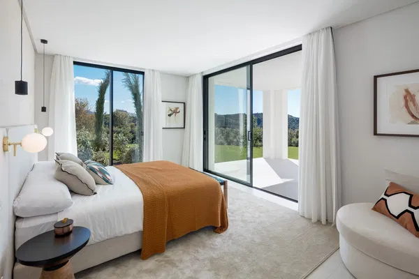 631 m² Six-Bedroom Villa for Sale in Marbella, Spain — photo 3