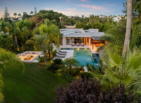 837 m² Five-Bedroom Villa for Sale in Marbella, Spain — photo 2