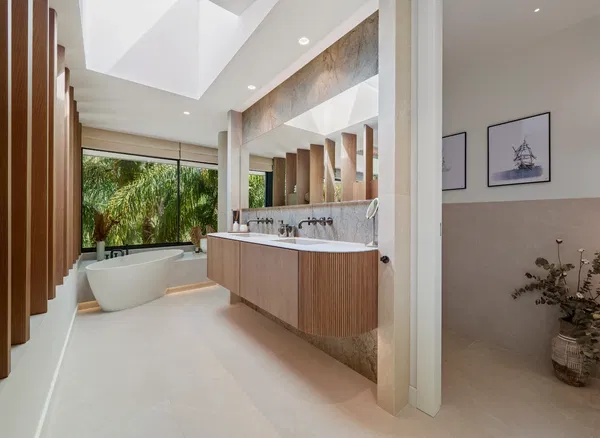 837 m² Five-Bedroom Villa for Sale in Marbella, Spain — photo 3