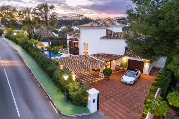 373 m² Four-Bedroom Villa for Sale in Marbella, Spain — photo 4