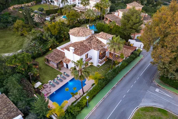 373 m² Four-Bedroom Villa for Sale in Marbella, Spain — photo 2