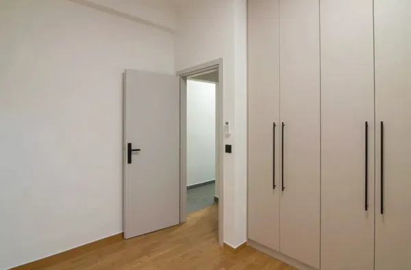 95 m² Apartment with Three Bedrooms for Sale in Piraeus — photo 3