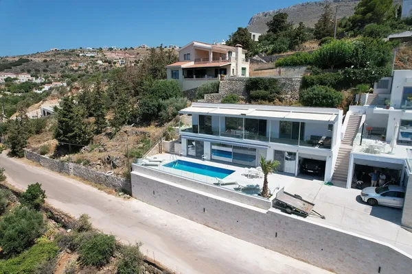 Four-Bedroom Sea View Villa for Rent in Kokkino Chorio, Apokoronas