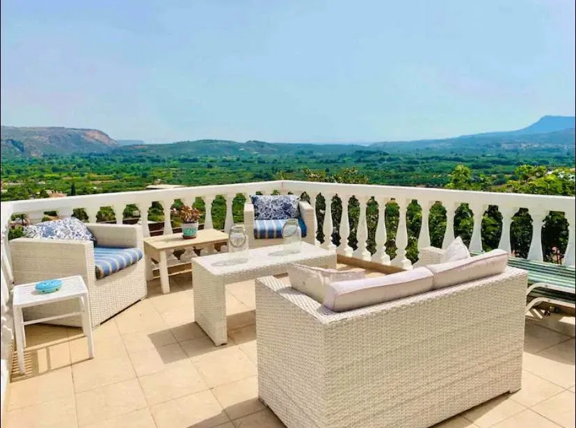 Renovated 237 m² Villa with Four Bedrooms for Sale in Stylos, Apokoronas