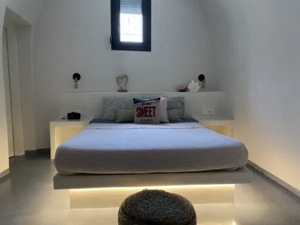 Contemporary 100 m² Villa with Three Bedrooms for Sale in Santorini, Cyclades — photo 5