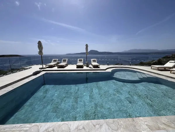 Sea-View 240 m² Villa with Six Bedrooms for Sale in Loutraki, Akrotiri — photo 2