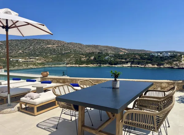Sea-View 240 m² Villa with Six Bedrooms for Sale in Loutraki, Akrotiri — photo 3