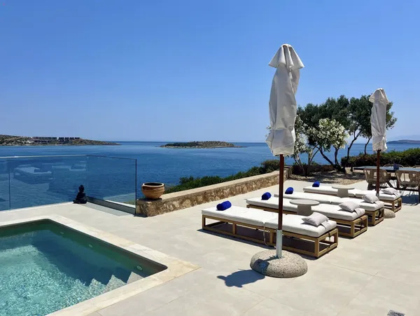 Sea-View 240 m² Villa with Six Bedrooms for Sale in Loutraki, Akrotiri — photo 4