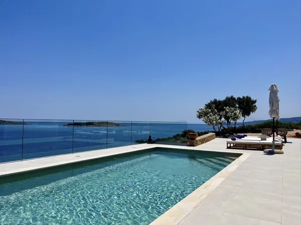 Sea-View 240 m² Villa with Six Bedrooms for Sale in Loutraki, Akrotiri — photo 5